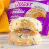 Quest Nutrition Frosted Cookies - Fehérje süti (25 g, Birthday Cake)